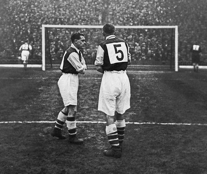 Arsenal in 1933, during Herbert Chapman’s final season at the club. The team is shown wearing numbered shirts.